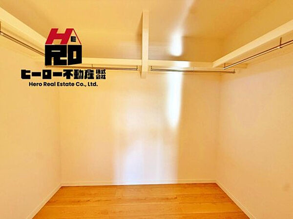 大容量なウォークインクローゼット。暮らし心地を大きく左右する収納を、適材適所に配置し使い勝手を考慮してあります。空間を余すところなく有効利用した収納は生活空間をより上質なものにしてくれるでしょう。