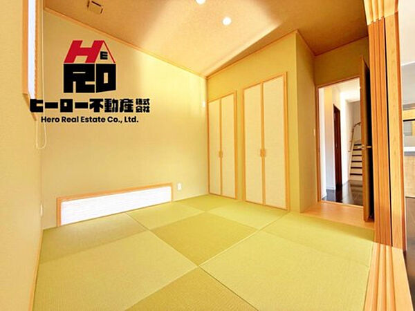リビング横の和室スペース。お客様用としてはもちろん、正月など季節のイベントをこのお部屋で楽しむこともできます。日常でもお洗濯物を畳むスペースとしても重宝します。