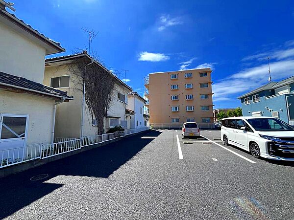 建物裏手（北側）はマンション駐車場の為、開放感があります。
