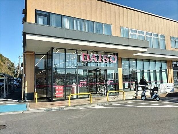 ダイソーサニーマート山手店 650m