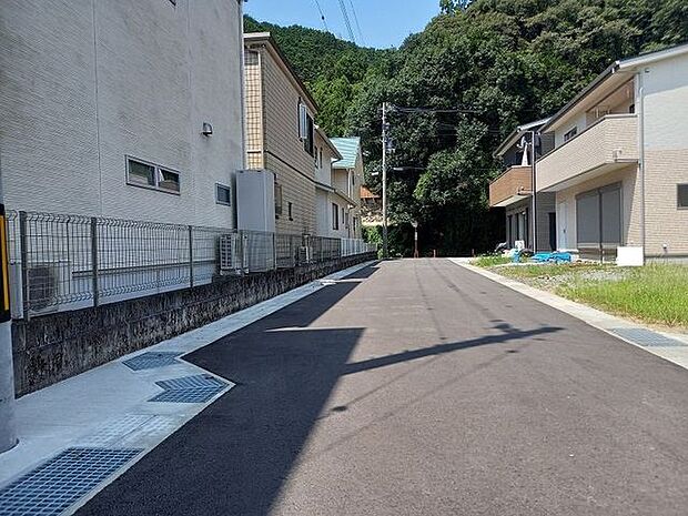 南側道路　東から西