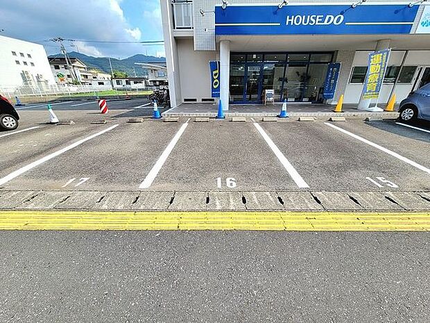 駐車場はNo.15、16、17をご利用いただけます!青いコーンが目印です♪