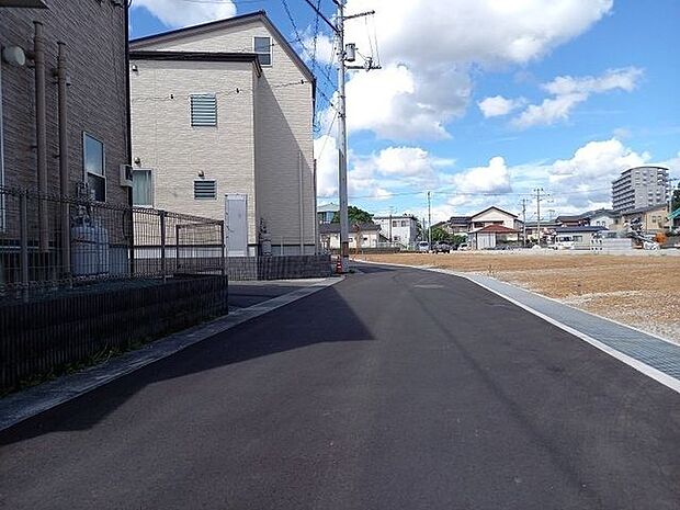 南側道路　東側道路