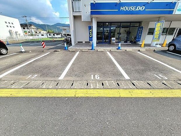 駐車場はNo.15、16、17をご利用いただけます!青いコーンが目印です♪