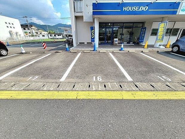 駐車場はNo.15、16、17をご利用いただけます!青いコーンが目印です♪