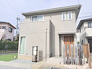 学園前駅よりバス9分 徒歩10分 築4年2ヶ月 2階建の賃貸物件