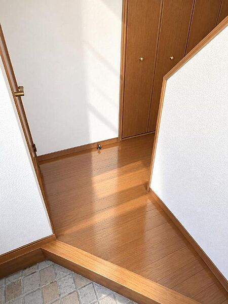 ゆとりあるホールスペースが、暮らしにゆとりをプラス。 各居室への移動がスムーズで、圧迫感のない開放的な設計。