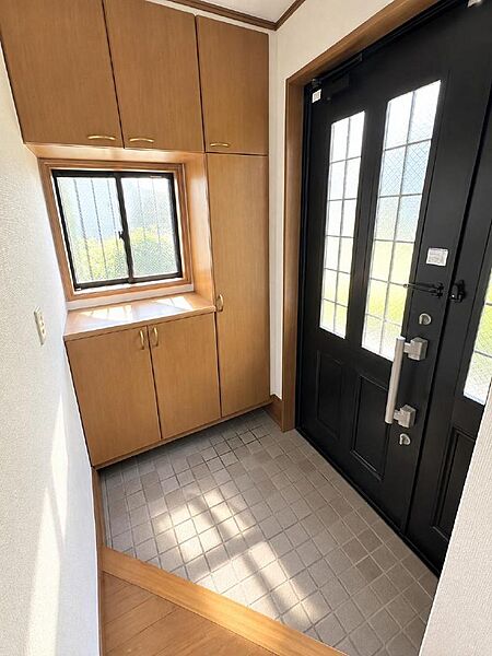 採光窓からやさしい光が差し込む、明るく開放感のある玄関。天井まで高さのあるシューズボックスを備え、ご家族みんなの靴や小物をすっきり収納できます。