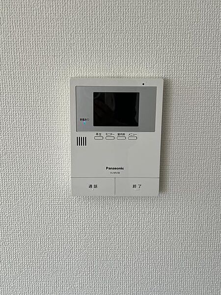 2FTVモニター：映像で来訪者を確認できるモニター付きインターホンを設置。不審者対策やお子様のお留守番時にも安心感があります。