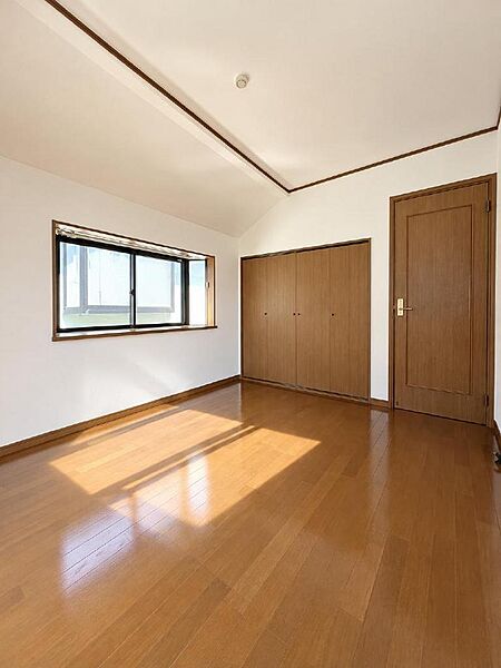 2階西側洋室：大きな窓から心地よい風も取り込め、一年を通して快適に過ごせます。
