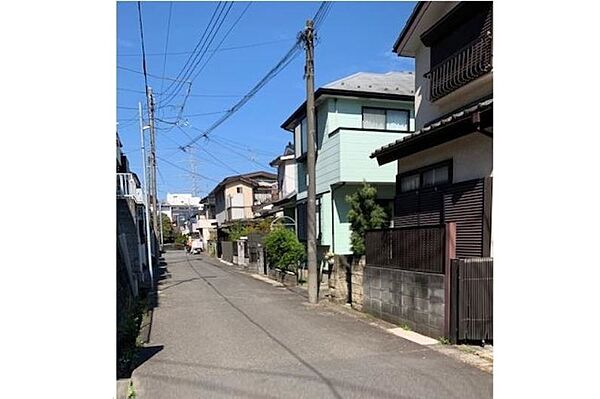 閑静な住宅街ならではの落ち着いた街並みが魅力。前面道路は約4.5mの公道で、お車の出し入れも比較的しやすく、毎日のカーライフを快適にサポートします。