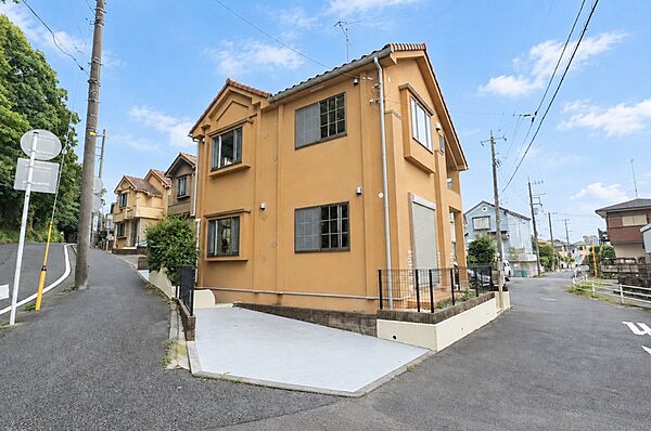 二方向に道路が広がる開放感のあるロケーション。建物まわりにゆとりを感じられ、陽光や風を取り込みやすそうな明るい住環境が魅力です。