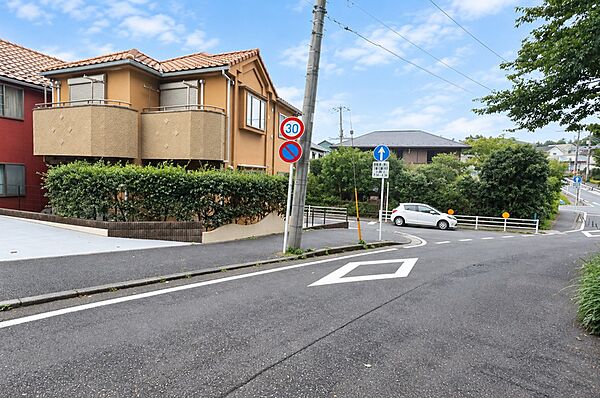 開放感のある立地に映える、温かみのある外観デザイン♪落ち着いた街並みに馴染む、親しみやすく穏やかな印象の住まいです。