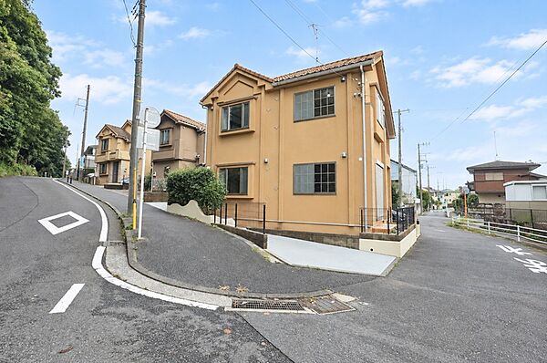 温かみのある外観デザインが印象的な2階建住宅。周囲に圧迫感を感じにくい開放的な立地で、明るく穏やかな暮らしをイメージできる住まいです♪