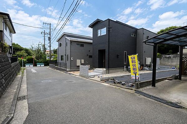 前面道路幅員約5.5ｍの公道！広々して開放感あります。