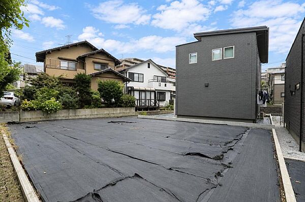 建築条件がないため、お好きなハウスメーカーや工務店で建築可能です。相鉄いずみ野線「緑園都市」駅徒歩13分、「弥生台」駅徒歩14分の2駅が利用でき、通勤・通学にも便利。