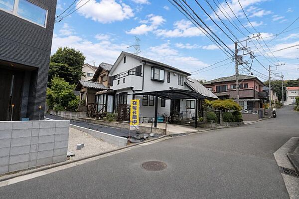 前面道路幅員約5.5ｍの公道！広々して開放感あります。