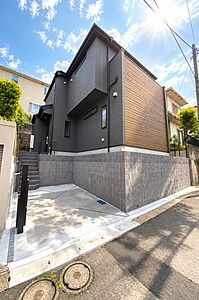 外観:2026年6月撮影!高台に佇む重厚感のあるモダンテイストなお洒落なデザイン住宅。街並みに映える高級感を演出します 外観:2026年6月撮影!高台に佇む重厚感のあるモダンテイストなお洒落なデザイン住宅。街並みに映える高級感を演出します
