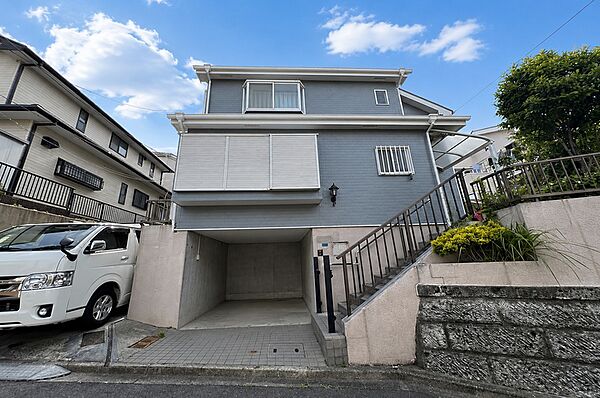 駐車スペースサイズは幅2450ｍｍ、奥行4880ｍｍ、高さ1980ｍｍ！地下車庫で雨や風から愛車を守ります