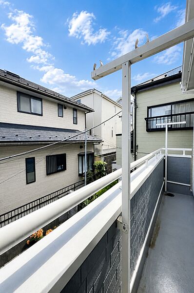 南向きバルコニーで陽当たり良好、洗濯物もスッキリと乾きます♪