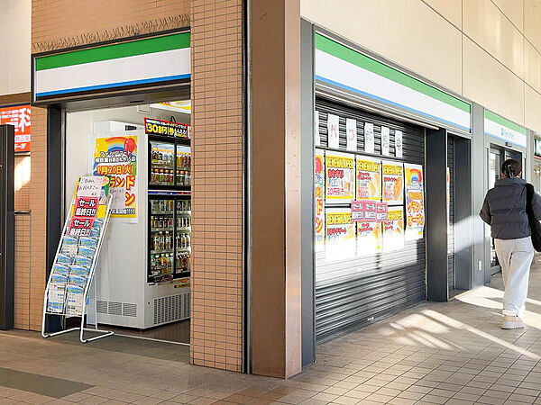 ファミリーマート相鉄瀬谷駅店まで徒歩8分！24時間営業のコンビニが身近にあり、忙しい毎日の買い物や急な用事にも対応できて便利です。
