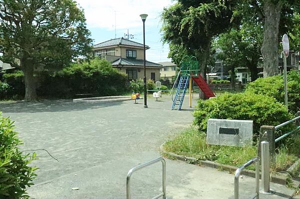 大門第一公園まで徒歩1分！自然の中でのびのび遊べるスポットです。公園の設備には水飲み・手洗い場があります。