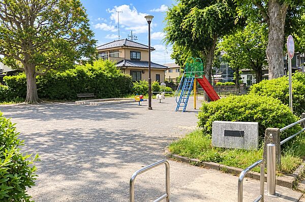 大門第一公園まで徒歩1分！自然の中でのびのび遊べるスポットです。公園の設備には水飲み・手洗い場があります。