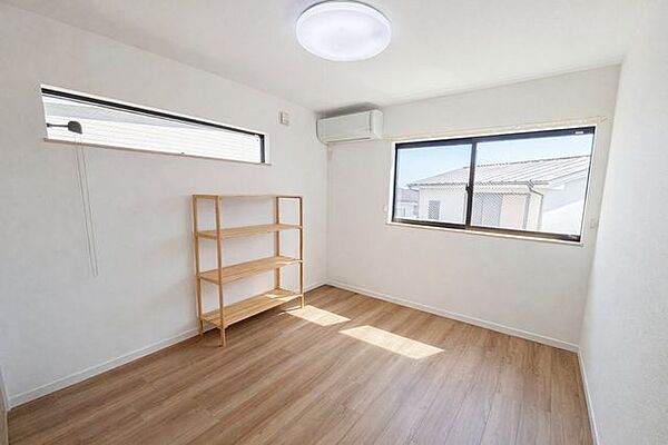 2階には3部屋あり、主寝室はゆったり7畳とウォークインクローゼットもしっかり充実