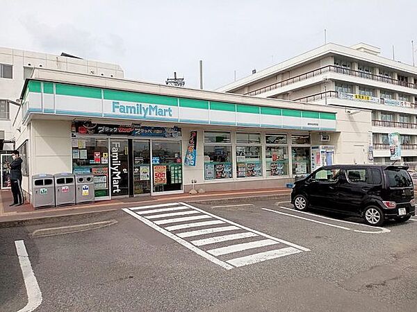 ファミリーマート秦野曽屋店 徒歩7分。 500m