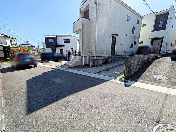 すれ違いもしっかりできる、前面道路