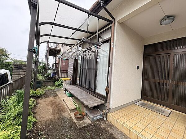 テラス屋根付き縁側なので突然の雨でもお洗濯物が安心！