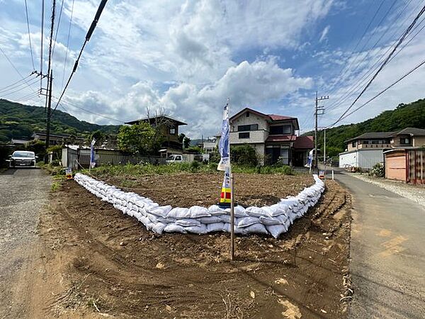 道路から少しだけ上がっている為、プライバシーを確保した暮らしが可能です♪