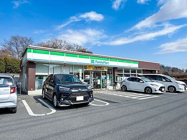 ファミリーマート厚木宮の里店 徒歩10分。 790m