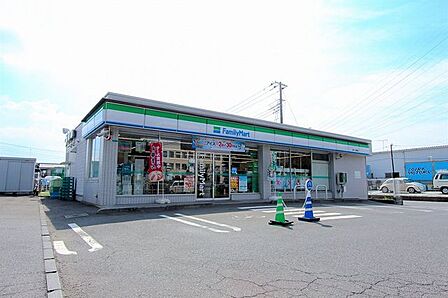 ファミリーマート寒川一之宮南店 徒歩8分。 590m
