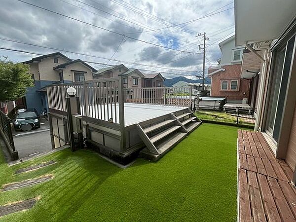 ガレージ上部はBBQなどができる広々とした空間です。デッキとのつながりもあり、家族の時間が増えます♪