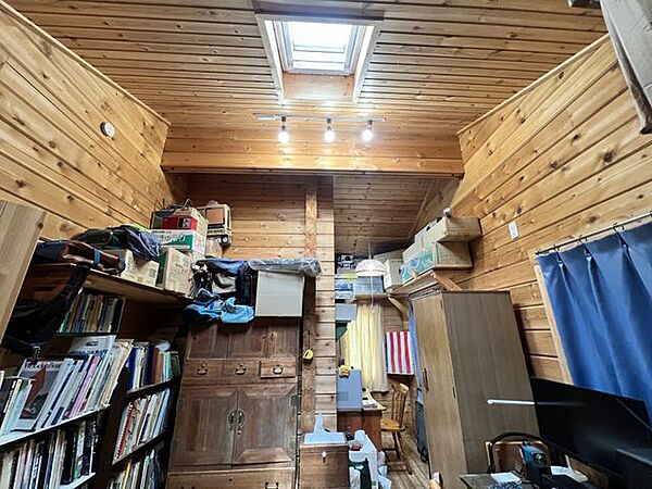 洋室約7.2帖の居室は、天窓からやさしい陽光が差し込む明るい空間。木の温もりに包まれ、書斎や趣味部屋、寝室としても快適にお使いいただけます。