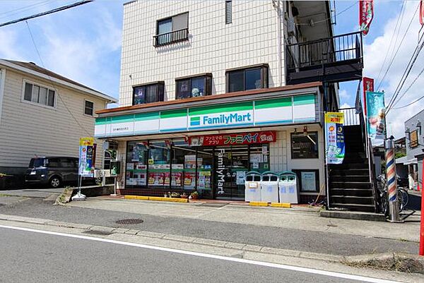 ファミリーマート秦野西田原店 徒歩10分。 740m
