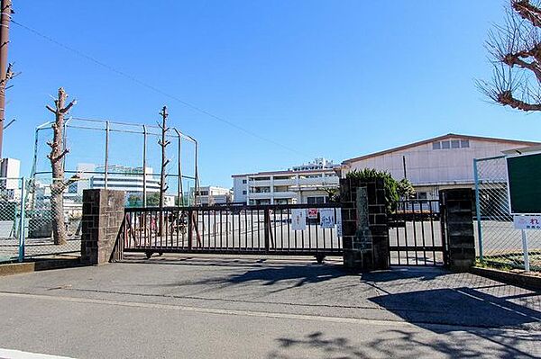 平塚市立崇善小学校 徒歩2分。 140m