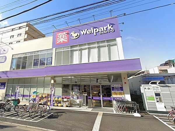 1階が薬や化粧品で2階が食料品。品揃えが豊富です。