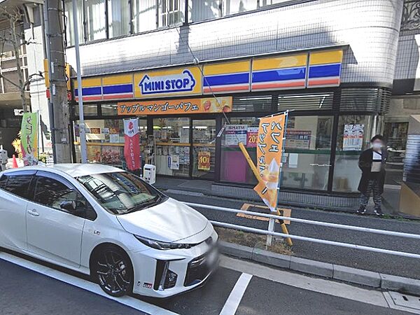 24時間営業・ATMあり・駐車場なし・イートインスペースあり