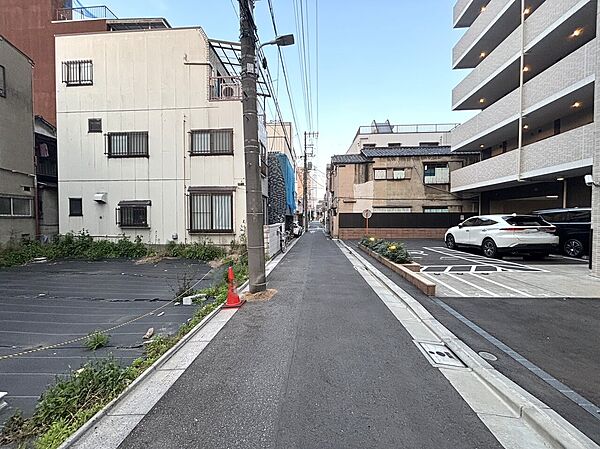 前面道路含む外観写真