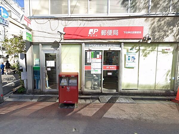 郵便窓口・貯金窓口・保険窓口・ATMがあります。