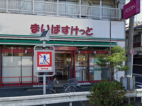 営業時間8時から23時。タバコの取り扱いあり。比較的新しく、綺麗な店舗です。