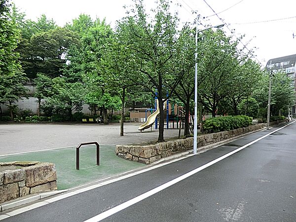 園内からは堂々と聳えるスカイツリーの姿を間近で眺めることができます。