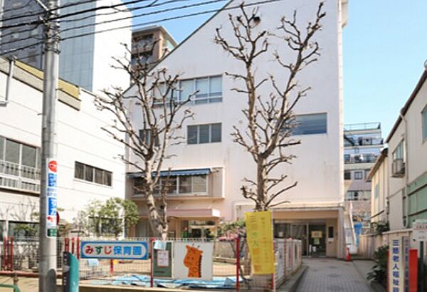周辺施設との交流が多くあり、レクリエーションイベント等も年間多く行われています。子供たちが喜ぶ仕掛けを色々と考えてくれています。住宅街の中心にあるので静かな雰囲気です。近くには小さな公園があります。