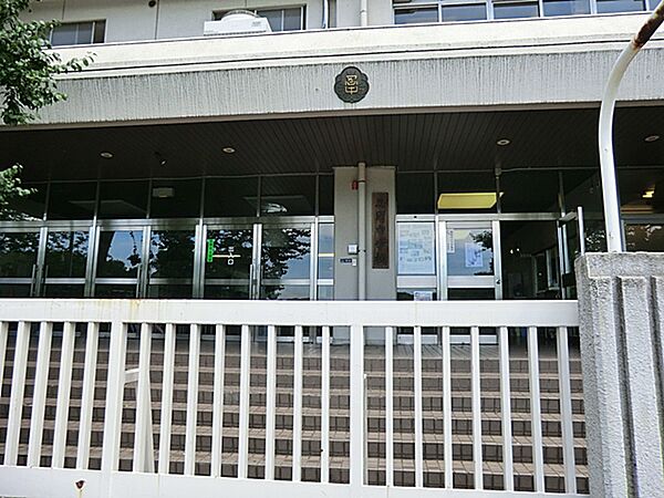 「明るく楽しい学校」「安全で規律ある学校」「保護者・地域から信頼される学校」を実現し、本校の伝統の教育理念である清純・忍耐・進取を内容とする「白梅精神」の高揚を目指しています。