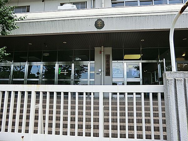 「明るく楽しい学校」「安全で規律ある学校」「保護者・地域から信頼される学校」を実現し、本校の伝統の教育理念である清純・忍耐・進取を内容とする「白梅精神」の高揚を目指しています。