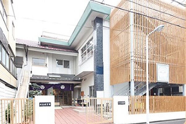 明るく、正しく、なかよくをモットーにしています。保育園の理念がしっかりしており、体操やリトミック等も組み込まれています。開所時間は7時半～18時半、18時半～19時半は延長保育になっています。