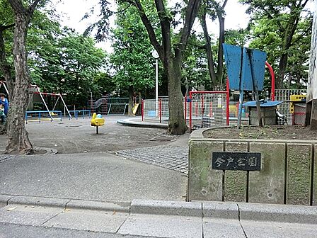 公園の周囲には大きな木が植栽されており、木陰で爽やかな風を感じることができます。砂場はひょうたん型ですが犬猫防止のフェンスを張っています。