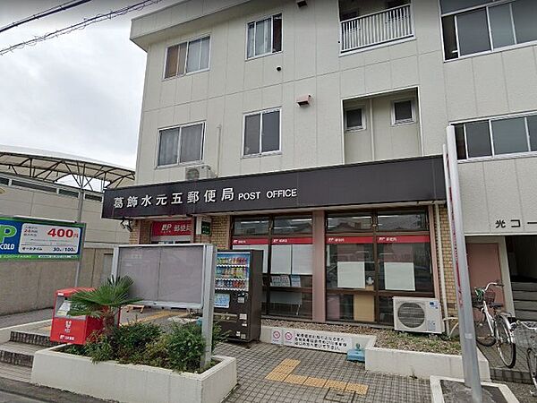 郵便窓口、貯金窓口、保険窓口、ATMの取り扱いがあります。駐車場があります。